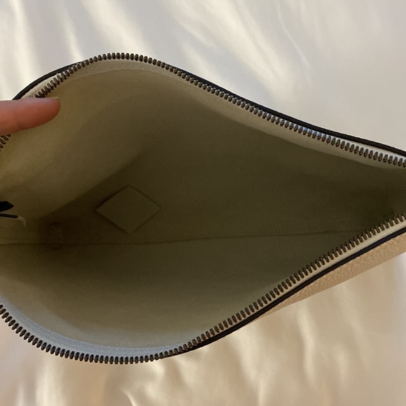 Never Used! Gucci Leather Logo Clutch - Picture 5 of 7